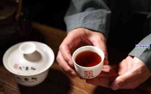 普洱茶饼黑的能喝吗？颜色深浅与品质无关，可放心饮用。