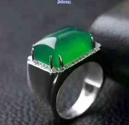 什么人不能戴绿玛瑙戒指呢，揭秘：哪些人群不适合佩戴绿玛瑙戒指？