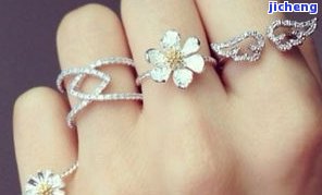 同样的玉,戒指和手镯一起戴，双倍美丽：同时佩戴戒指与手镯的时尚新潮流