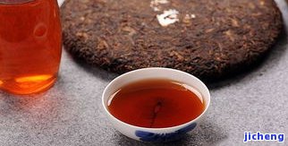 普洱茶深褐色正常吗？熟悉其颜色、图片与饮用安全性的关系