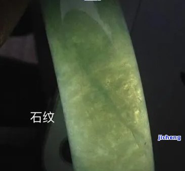 翡翠吊牌有裂纹还值钱吗？怎样解决已经裂开的翡翠牌子？