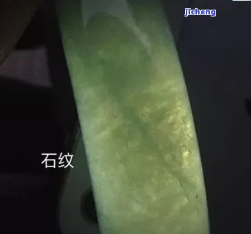 绿色镯子表面有网状纹路：正常现象及解释