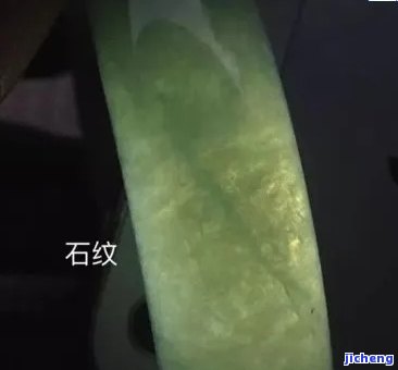 翡翠手镯里有鳞状纹路怎么回事，揭秘翡翠手镯中的鳞状纹路：起因解析与鉴定方法