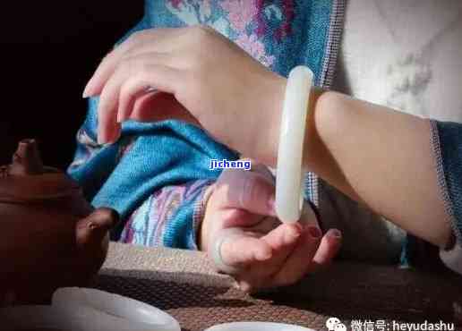 贵妃镯和圆镯哪个时尚，比较分析：贵妃镯与圆镯的时尚度，哪个更胜一筹？