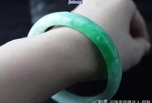 600左右的翡翠手镯是不是适合佩戴？女性适用吗？附图片