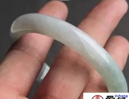 翡翠手镯有沙眼会作用其价值吗？熟悉沙眼对价格的作用及图片展示