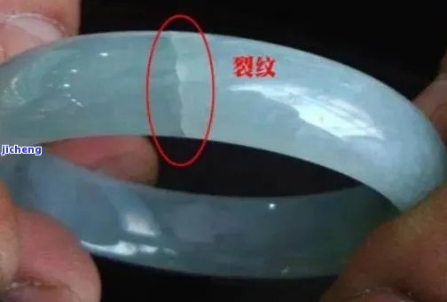 翡翠手镯有裂痕是不是作用价值？图片解析