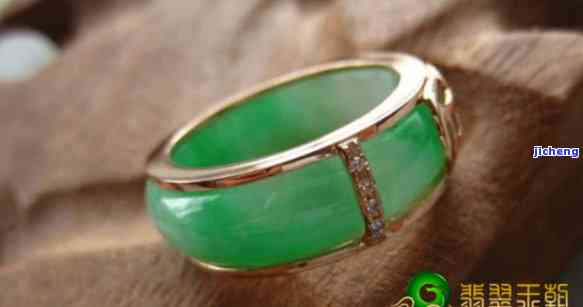 男生带翡翠戒指怎么说英语，How to Say 'Male Wearing Emerald Ring' in English