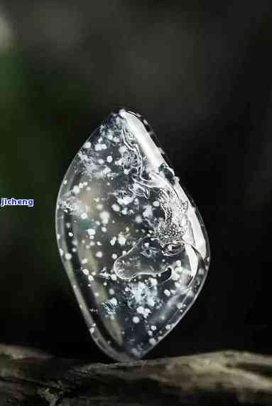 冰种雪花棉翡翠值钱吗，探究冰种雪花棉翡翠的价值：它真的值得投资吗？