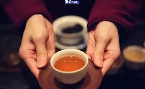 喝茶续杯还要叩指礼吗，叩指礼在现代生活中的必要性：喝茶续杯还需不需要行礼？