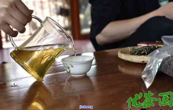 喝茶叶能解渴吗，喝茶叶真的能解渴吗？探讨茶叶的解渴功效